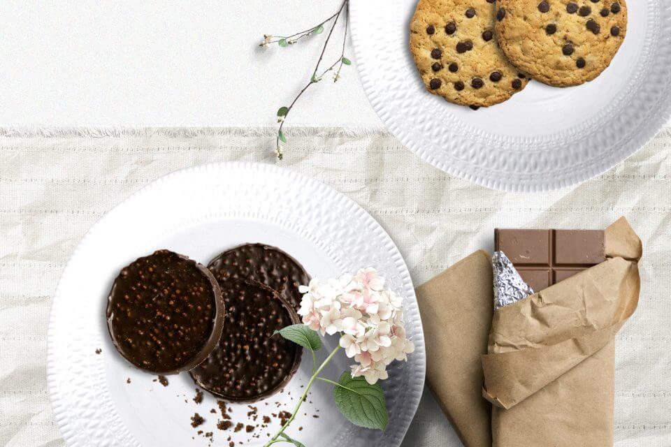 Chic anniversary setup: Rice chocolate cakes, cookies, and a touch of elegance. Perfect for a sweet celebration!