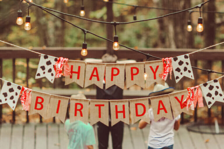 backyard birthday party ideas for adults, decor banner happy birthday with outdoor setting