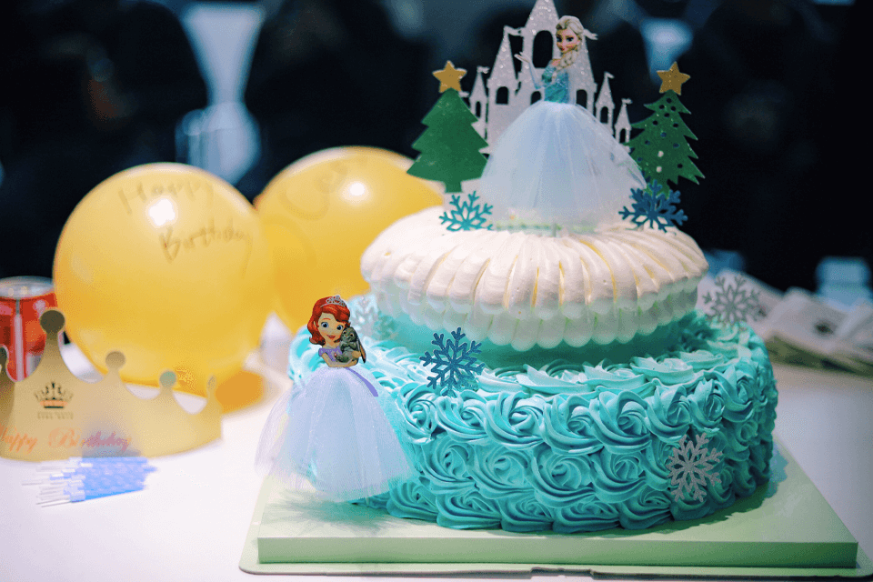 frozen themed birthday cake and balloons with elsa and anna cake toppers